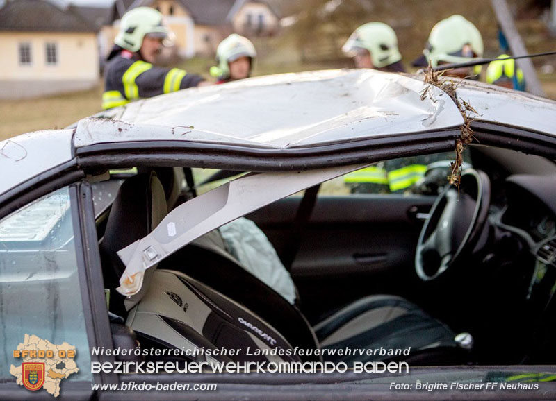 20251222_Verkehrsunfall auf der LB11 zwischen Nöstach und Neuhaus Foto: © Brigitte Fischer FF Neuhaus