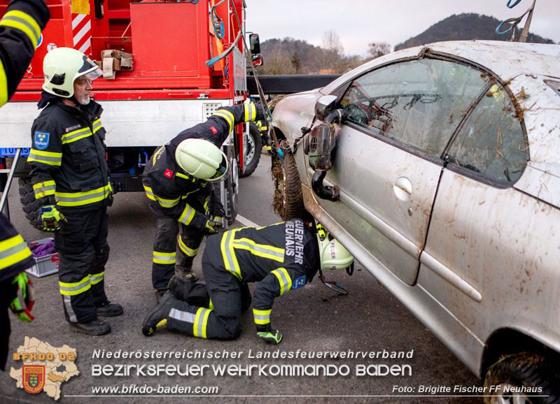 20251222_Verkehrsunfall auf der LB11 zwischen Nöstach und Neuhaus Foto: © Brigitte Fischer FF Neuhaus