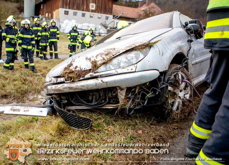 20251222_Verkehrsunfall auf der LB11 zwischen Nöstach und Neuhaus Foto: © Brigitte Fischer FF Neuhaus