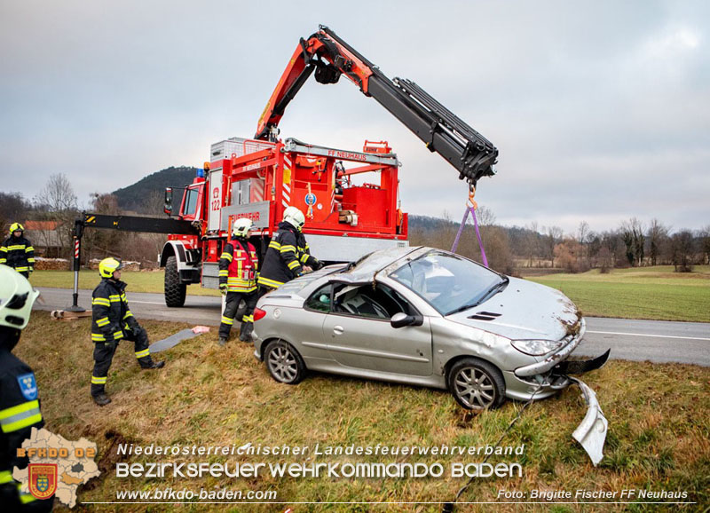 20251222_Verkehrsunfall auf der LB11 zwischen Nöstach und Neuhaus Foto: © Brigitte Fischer FF Neuhaus