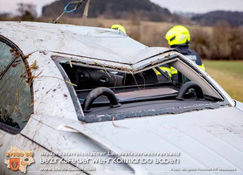 20251222_Verkehrsunfall auf der LB11 zwischen Nöstach und Neuhaus Foto: © Brigitte Fischer FF Neuhaus