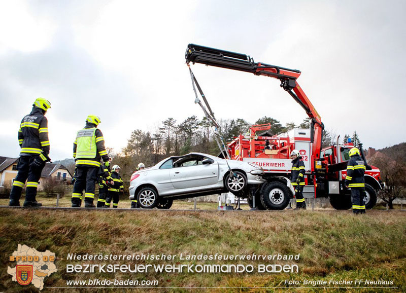 20251222_Verkehrsunfall auf der LB11 zwischen Nöstach und Neuhaus Foto: © Brigitte Fischer FF Neuhaus