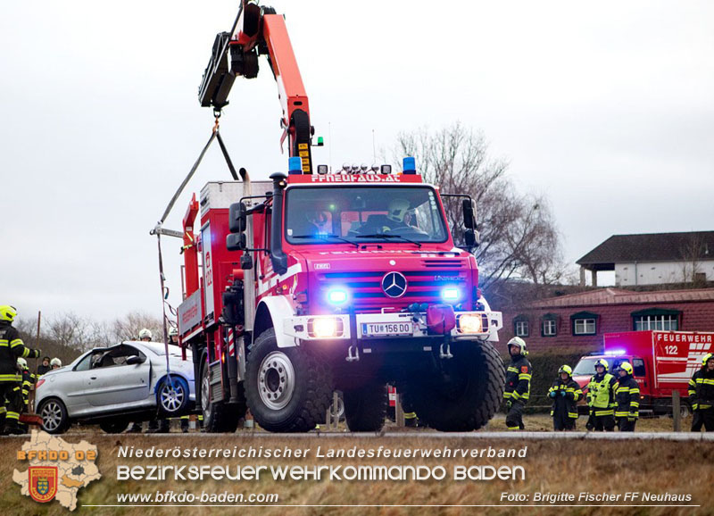 20251222_Verkehrsunfall auf der LB11 zwischen Nöstach und Neuhaus Foto: © Brigitte Fischer FF Neuhaus