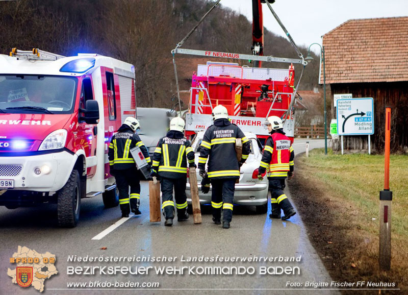 20251222_Verkehrsunfall auf der LB11 zwischen Nöstach und Neuhaus Foto: © Brigitte Fischer FF Neuhaus