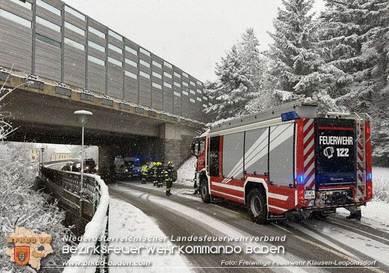 20251224_Fahrzeug verunfallt auf der L110 in Klausen-Leopoldsdorf Foto: FF Klausen-Leopoldsdorf 20251224_Fahrzeug verunfallt auf der L110 in Klausen-Leopoldsdorf Foto: FF Klausen-Leopoldsdorf