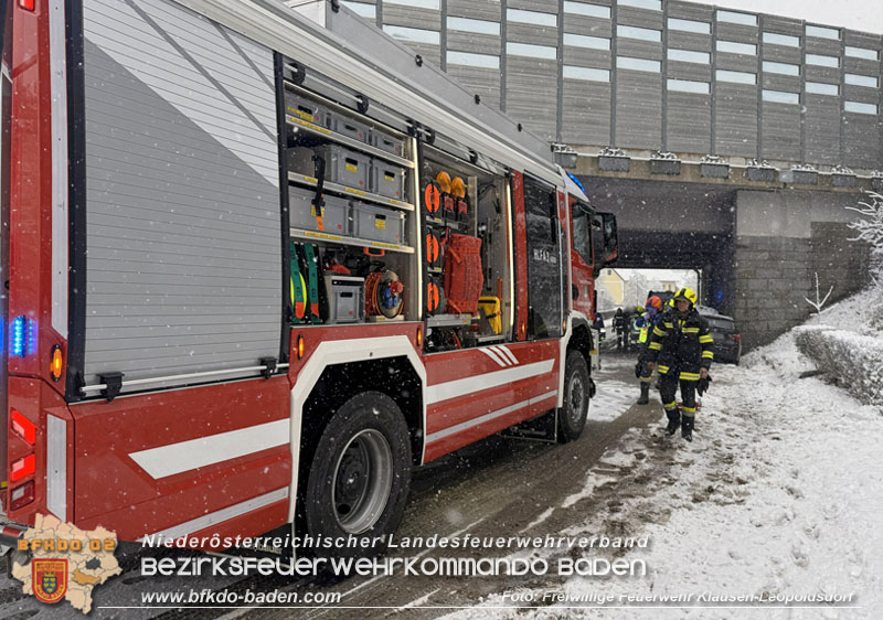 20251224_Fahrzeug verunfallt auf der L110 in Klausen-Leopoldsdorf Foto: FF Klausen-Leopoldsdorf 20251224_Fahrzeug verunfallt auf der L110 in Klausen-Leopoldsdorf Foto: FF Klausen-Leopoldsdorf