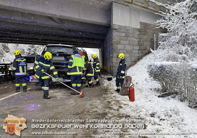 20251224_Fahrzeug verunfallt auf der L110 in Klausen-Leopoldsdorf Foto: FF Klausen-Leopoldsdorf 20251224_Fahrzeug verunfallt auf der L110 in Klausen-Leopoldsdorf Foto: FF Klausen-Leopoldsdorf