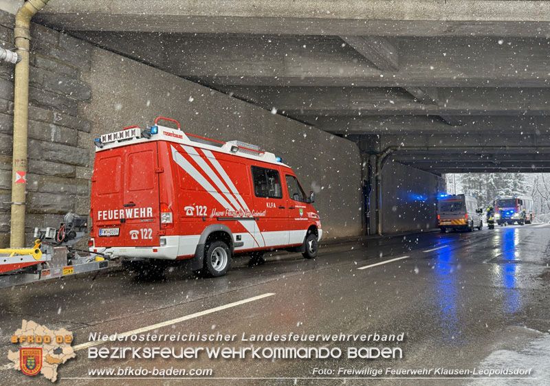 20251224_Fahrzeug verunfallt auf der L110 in Klausen-Leopoldsdorf Foto: FF Klausen-Leopoldsdorf 20251224_Fahrzeug verunfallt auf der L110 in Klausen-Leopoldsdorf Foto: FF Klausen-Leopoldsdorf