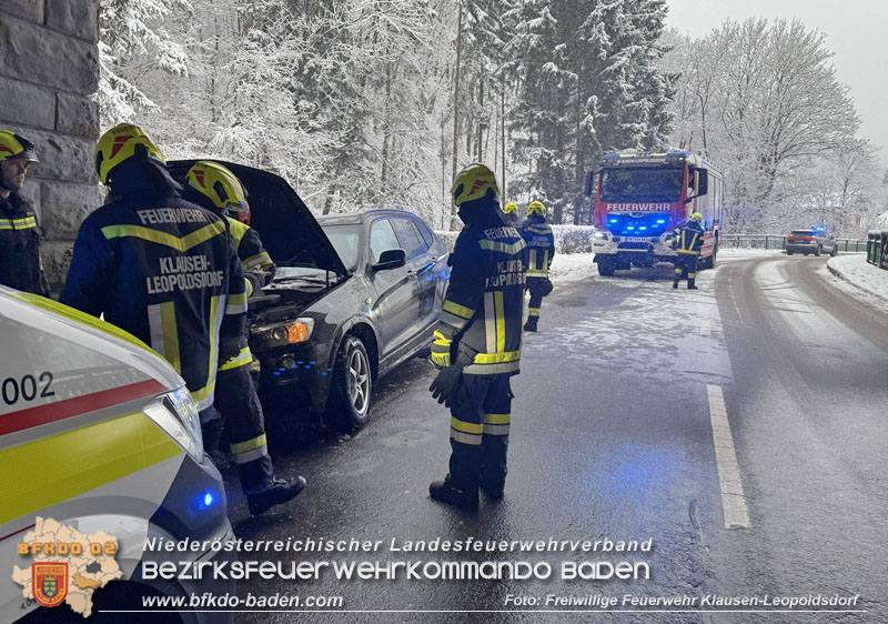 20251224_Fahrzeug verunfallt auf der L110 in Klausen-Leopoldsdorf Foto: FF Klausen-Leopoldsdorf 20251224_Fahrzeug verunfallt auf der L110 in Klausen-Leopoldsdorf Foto: FF Klausen-Leopoldsdorf