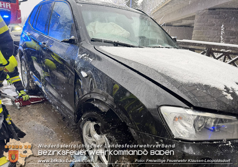 20251224_Fahrzeug verunfallt auf der L110 in Klausen-Leopoldsdorf Foto: FF Klausen-Leopoldsdorf 20251224_Fahrzeug verunfallt auf der L110 in Klausen-Leopoldsdorf Foto: FF Klausen-Leopoldsdorf
