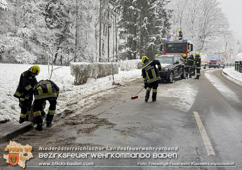 20251224_Fahrzeug verunfallt auf der L110 in Klausen-Leopoldsdorf Foto: FF Klausen-Leopoldsdorf 20251224_Fahrzeug verunfallt auf der L110 in Klausen-Leopoldsdorf Foto: FF Klausen-Leopoldsdorf