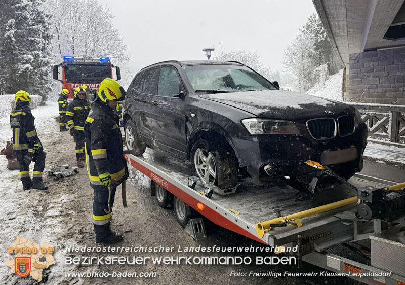 20251224_Fahrzeug verunfallt auf der L110 in Klausen-Leopoldsdorf Foto: FF Klausen-Leopoldsdorf 20251224_Fahrzeug verunfallt auf der L110 in Klausen-Leopoldsdorf Foto: FF Klausen-Leopoldsdorf
