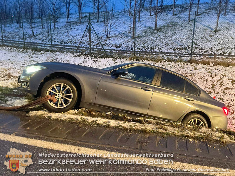 20251224_Fahrzeugbergung nach Verkehrsunfall auf der B210 Foto: Freiwillige Feuerwehr Oberwaltersdorf 20251224_Fahrzeugbergung nach Verkehrsunfall auf der B210 Foto: Freiwillige Feuerwehr Oberwaltersdorf