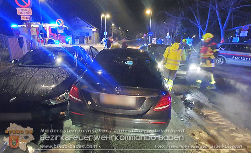 20251225_Verkehrsunfall in Baden Ortsteil Leesdorf Foto: Stefan Wagner FF Baden-Leesdorf 20251225_Verkehrsunfall in Baden Ortsteil Leesdorf Foto: Stefan Wagner FF Baden-Leesdorf