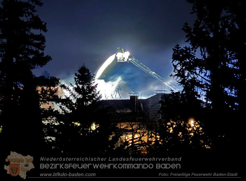 20251227_Nächtlicher Brand in Baden mit Herausforderungen für die Einsatzkräfte   Foto: FF Baden-Stadt