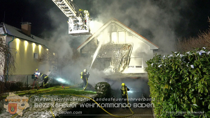 20251227_Nächtlicher Brand in Baden mit Herausforderungen für die Einsatzkräfte Foto: Stefan Schneider FF Baden-Stadt