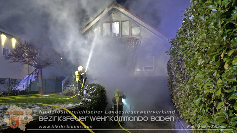 20251227_Nächtlicher Brand in Baden mit Herausforderungen für die Einsatzkräfte Foto: Stefan Schneider FF Baden-Stadt