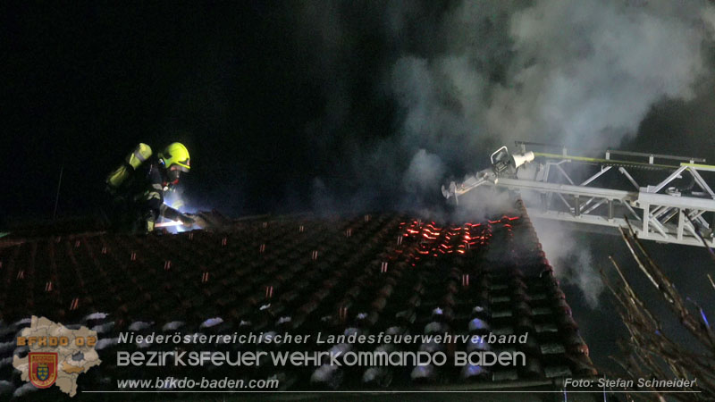 20251227_Nächtlicher Brand in Baden mit Herausforderungen für die Einsatzkräfte Foto: Stefan Schneider FF Baden-Stadt