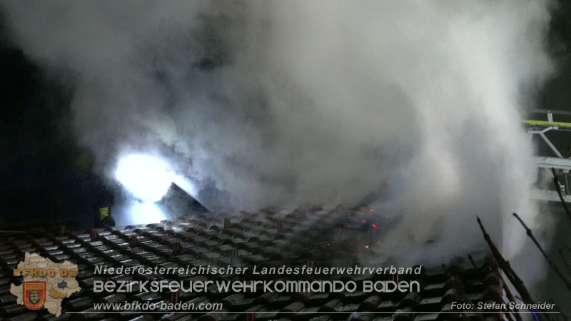 20251227_Nächtlicher Brand in Baden mit Herausforderungen für die Einsatzkräfte Foto: Stefan Schneider FF Baden-Stadt