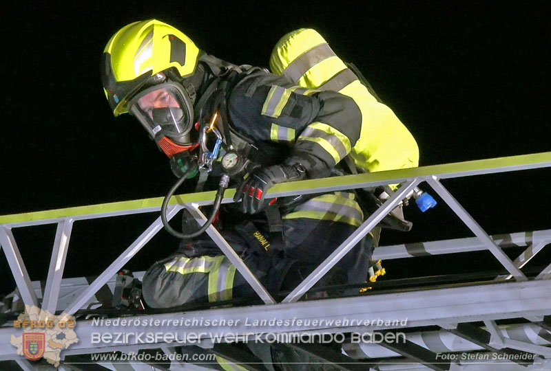 20251227_Nächtlicher Brand in Baden mit Herausforderungen für die Einsatzkräfte Foto: Stefan Schneider FF Baden-Stadt