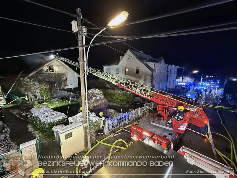 20251227_Nächtlicher Brand in Baden mit Herausforderungen für die Einsatzkräfte Foto: Stefan Schneider FF Baden-Stadt
