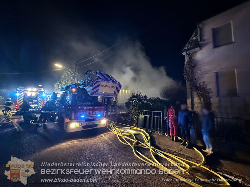 20251227_Nächtlicher Brand in Baden mit Herausforderungen für die Einsatzkräfte   Foto: Jürgen Grasmuck FF Baden-Stadt