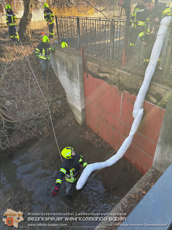 20251229 Schadstoffeinsatz nach Austritt von Hydrauliköl in Oberwaltersdorf Foto: FF Oberwalterdorf