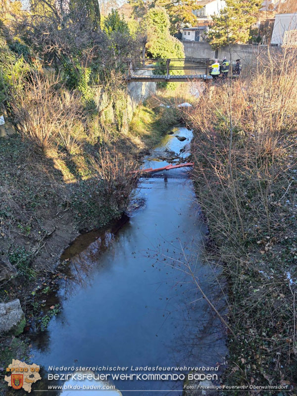 20251229 Schadstoffeinsatz nach Austritt von Hydrauliköl in Oberwaltersdorf Foto: FF Oberwalterdorf