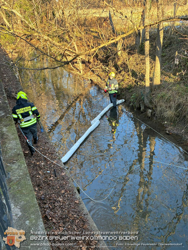 20251229 Schadstoffeinsatz nach Austritt von Hydrauliköl in Oberwaltersdorf Foto: FF Oberwalterdorf