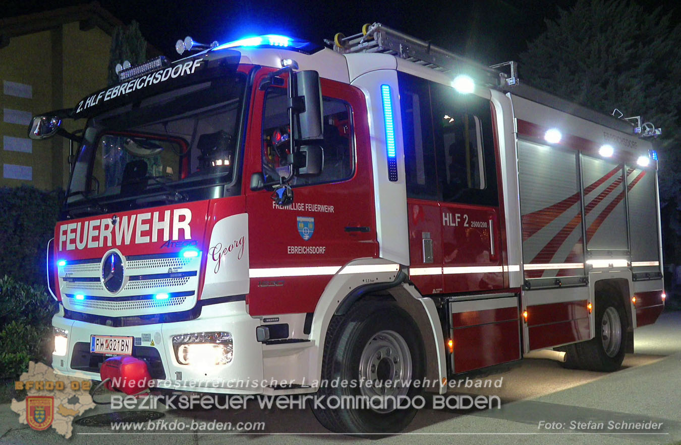 20260101_Brand einer Thujenhecke greift auf PKW über in Ebreichsdorf Foto: Stefan Schneider BFKDO BADEN 20260101_Brand einer Thujenhecke greift auf PKW über in Ebreichsdorf Foto: Stefan Schneider BFKDO BADEN