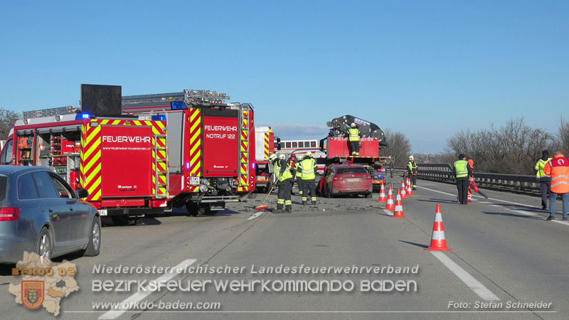 20260103_Pkw prallt gegen Streckendienstfahrzeug auf der A2 Foto: Stefan Schneider BFKDO BADEN 20260103_Pkw prallt gegen Streckendienstfahrzeug auf der A2 Foto: Stefan Schneider BFKDO BADEN