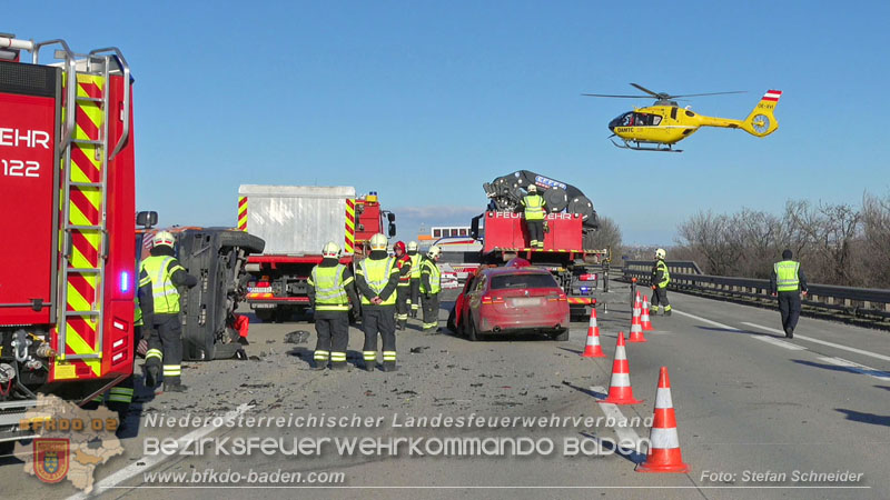 20260103_Pkw prallt gegen Streckendienstfahrzeug auf der A2 Foto: Stefan Schneider BFKDO BADEN 20260103_Pkw prallt gegen Streckendienstfahrzeug auf der A2 Foto: Stefan Schneider BFKDO BADEN