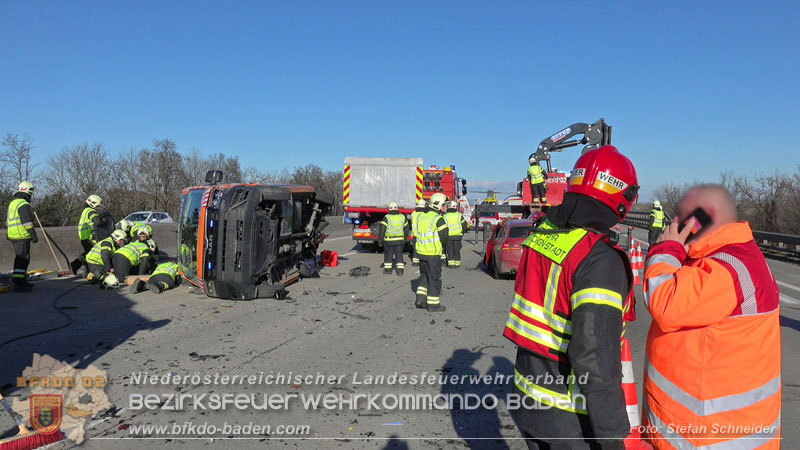 20260103_Pkw prallt gegen Streckendienstfahrzeug auf der A2 Foto: Stefan Schneider BFKDO BADEN 20260103_Pkw prallt gegen Streckendienstfahrzeug auf der A2 Foto: Stefan Schneider BFKDO BADEN
