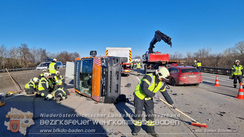 20260103_Pkw prallt gegen Streckendienstfahrzeug auf der A2 Foto: Stefan Schneider BFKDO BADEN 20260103_Pkw prallt gegen Streckendienstfahrzeug auf der A2 Foto: Stefan Schneider BFKDO BADEN