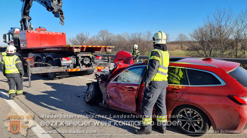 20260103_Pkw prallt gegen Streckendienstfahrzeug auf der A2 Foto: Stefan Schneider BFKDO BADEN 20260103_Pkw prallt gegen Streckendienstfahrzeug auf der A2 Foto: Stefan Schneider BFKDO BADEN