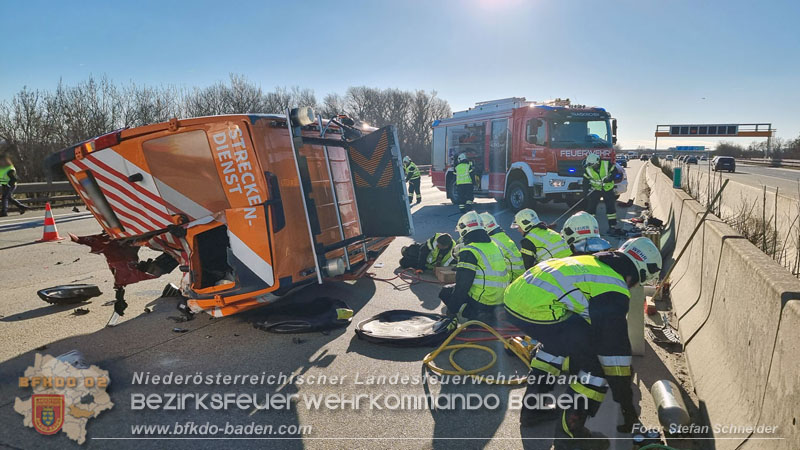20260103_Pkw prallt gegen Streckendienstfahrzeug auf der A2 Foto: Stefan Schneider BFKDO BADEN 20260103_Pkw prallt gegen Streckendienstfahrzeug auf der A2 Foto: Stefan Schneider BFKDO BADEN