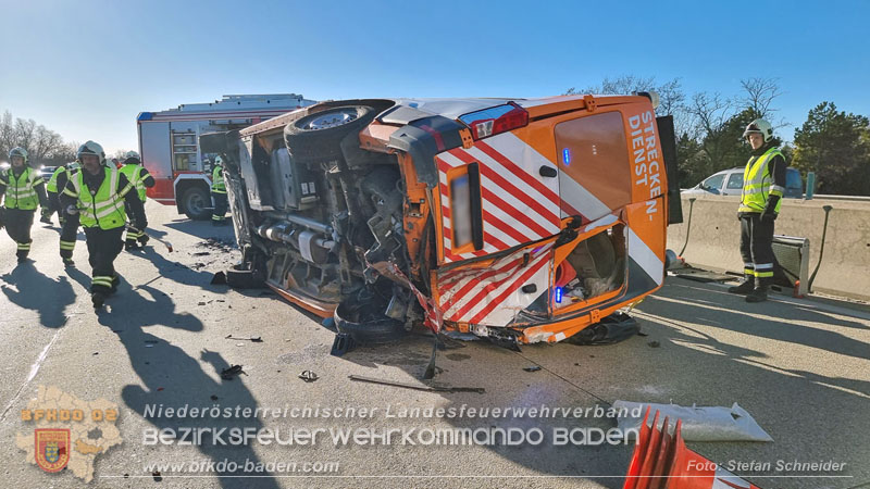 20260103_Pkw prallt gegen Streckendienstfahrzeug auf der A2 Foto: Stefan Schneider BFKDO BADEN 20260103_Pkw prallt gegen Streckendienstfahrzeug auf der A2 Foto: Stefan Schneider BFKDO BADEN