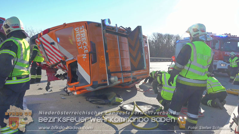 20260103_Pkw prallt gegen Streckendienstfahrzeug auf der A2 Foto: Stefan Schneider BFKDO BADEN 20260103_Pkw prallt gegen Streckendienstfahrzeug auf der A2 Foto: Stefan Schneider BFKDO BADEN