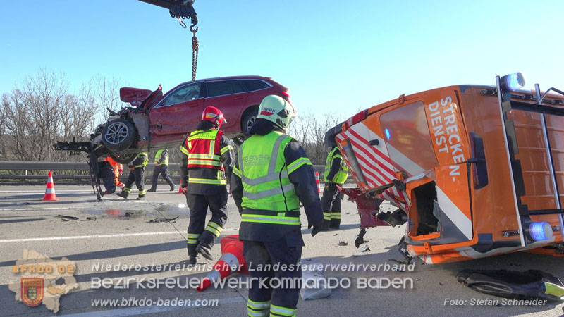 20260103_Pkw prallt gegen Streckendienstfahrzeug auf der A2 Foto: Stefan Schneider BFKDO BADEN 20260103_Pkw prallt gegen Streckendienstfahrzeug auf der A2 Foto: Stefan Schneider BFKDO BADEN