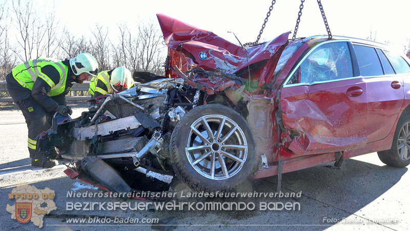 20260103_Pkw prallt gegen Streckendienstfahrzeug auf der A2 Foto: Stefan Schneider BFKDO BADEN 20260103_Pkw prallt gegen Streckendienstfahrzeug auf der A2 Foto: Stefan Schneider BFKDO BADEN
