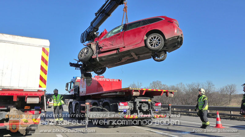 20260103_Pkw prallt gegen Streckendienstfahrzeug auf der A2 Foto: Stefan Schneider BFKDO BADEN 20260103_Pkw prallt gegen Streckendienstfahrzeug auf der A2 Foto: Stefan Schneider BFKDO BADEN
