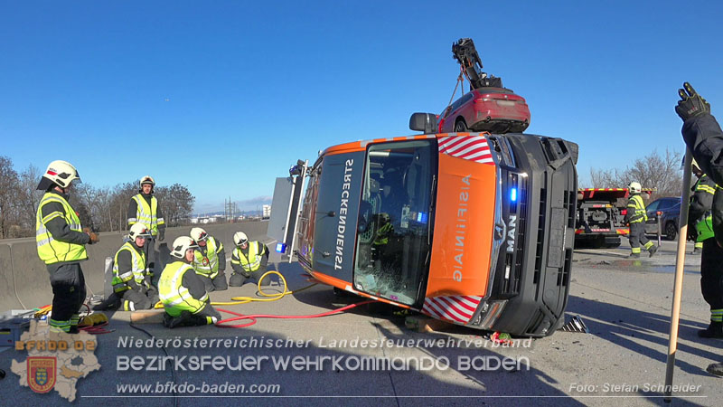 20260103_Pkw prallt gegen Streckendienstfahrzeug auf der A2 Foto: Stefan Schneider BFKDO BADEN 20260103_Pkw prallt gegen Streckendienstfahrzeug auf der A2 Foto: Stefan Schneider BFKDO BADEN
