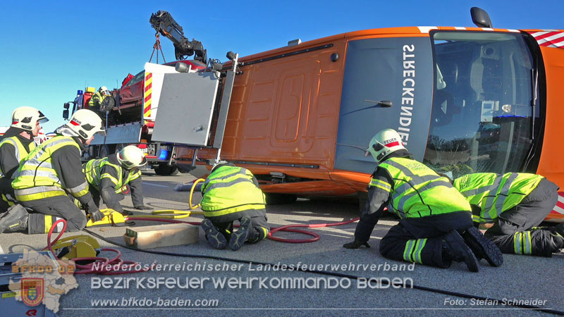 20260103_Pkw prallt gegen Streckendienstfahrzeug auf der A2 Foto: Stefan Schneider BFKDO BADEN 20260103_Pkw prallt gegen Streckendienstfahrzeug auf der A2 Foto: Stefan Schneider BFKDO BADEN
