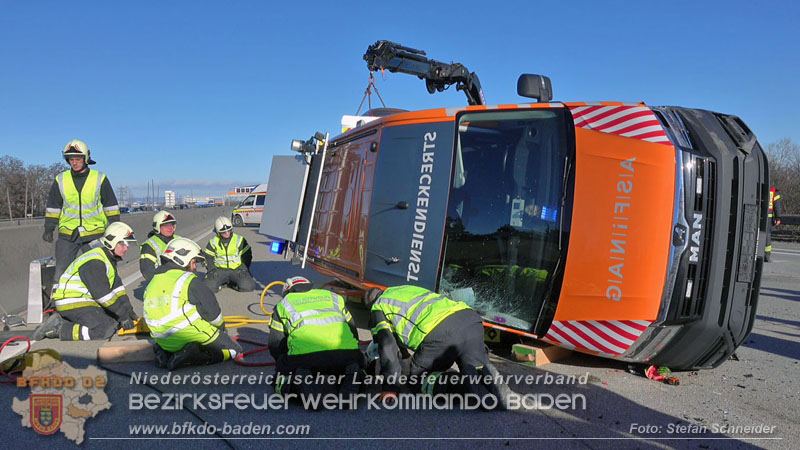 20260103_Pkw prallt gegen Streckendienstfahrzeug auf der A2 Foto: Stefan Schneider BFKDO BADEN 20260103_Pkw prallt gegen Streckendienstfahrzeug auf der A2 Foto: Stefan Schneider BFKDO BADEN