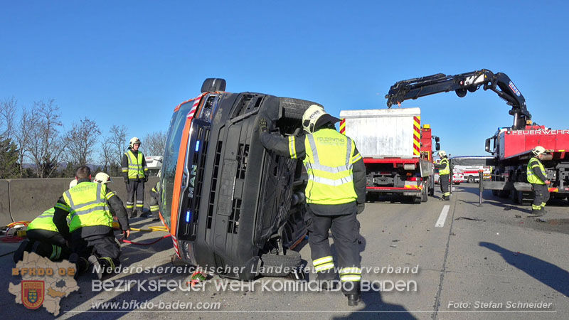 20260103_Pkw prallt gegen Streckendienstfahrzeug auf der A2 Foto: Stefan Schneider BFKDO BADEN 20260103_Pkw prallt gegen Streckendienstfahrzeug auf der A2 Foto: Stefan Schneider BFKDO BADEN