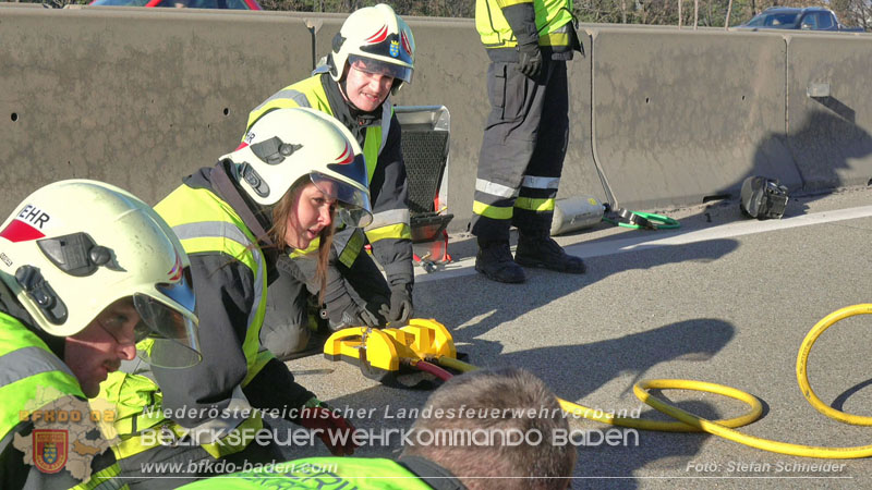 20260103_Pkw prallt gegen Streckendienstfahrzeug auf der A2 Foto: Stefan Schneider BFKDO BADEN 20260103_Pkw prallt gegen Streckendienstfahrzeug auf der A2 Foto: Stefan Schneider BFKDO BADEN