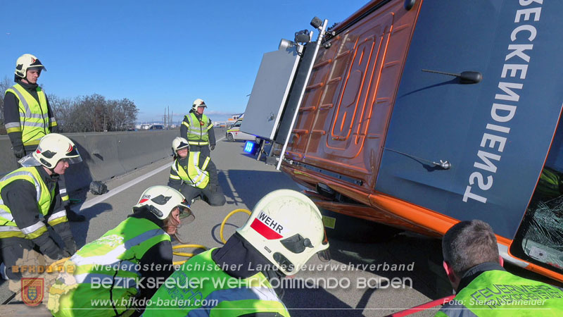 20260103_Pkw prallt gegen Streckendienstfahrzeug auf der A2 Foto: Stefan Schneider BFKDO BADEN 20260103_Pkw prallt gegen Streckendienstfahrzeug auf der A2 Foto: Stefan Schneider BFKDO BADEN