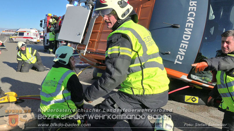 20260103_Pkw prallt gegen Streckendienstfahrzeug auf der A2 Foto: Stefan Schneider BFKDO BADEN 20260103_Pkw prallt gegen Streckendienstfahrzeug auf der A2 Foto: Stefan Schneider BFKDO BADEN