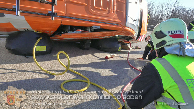 20260103_Pkw prallt gegen Streckendienstfahrzeug auf der A2 Foto: Stefan Schneider BFKDO BADEN 20260103_Pkw prallt gegen Streckendienstfahrzeug auf der A2 Foto: Stefan Schneider BFKDO BADEN