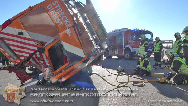 20260103_Pkw prallt gegen Streckendienstfahrzeug auf der A2 Foto: Stefan Schneider BFKDO BADEN 20260103_Pkw prallt gegen Streckendienstfahrzeug auf der A2 Foto: Stefan Schneider BFKDO BADEN